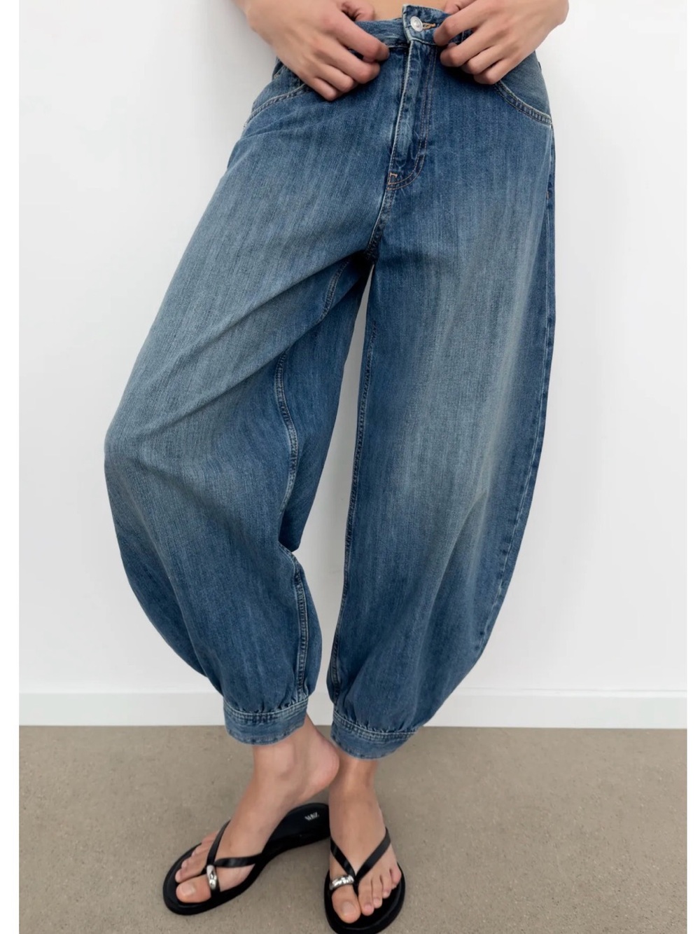 TRF MID-RISE BALLOON JEANS WITH BUTTONS